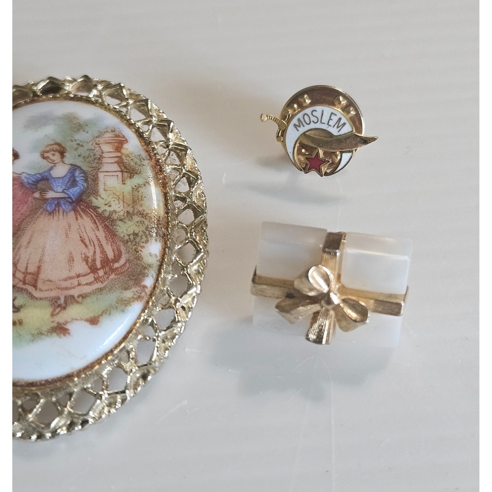Vintage Fragonard Courting Couple Brooch Moslem Shriners Pin Gift Box Pin Lot
